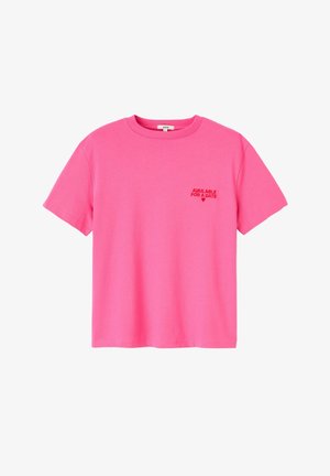 T-shirt rose à manches courtes en tissu coton avec un col rond. Présente un petit texte brodé "DISPONIBLE POUR UN RENDEZ-VOUS" en rouge.