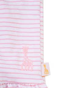 Tessuto a righe rosa e bianco con bordo arricciato; presenta una giraffa ricamata in rosa e un’etichetta gialla con l'icona di una giraffa.