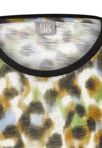 Rundhalsausschnitt mit schwarzem Saum, mit einem verschwommenen Muster aus Grün, Braun, Schwarz und Blau auf weißem Stoff.