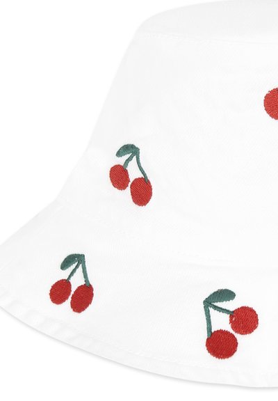 Cappello bianco a secchiello con ciliegie rosse ricamate e foglie verdi. Tessuto morbido e corona arrotondata con una visiera larga che si inclina verso il basso.