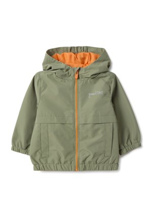 Kinderjacke mit Kapuze in hellolivgrün, mit orangefarbenem Futter, orangefarbenem Reißverschluss, elastischen Ärmelbündchen und dem Text "goodTIME" auf der Brust.