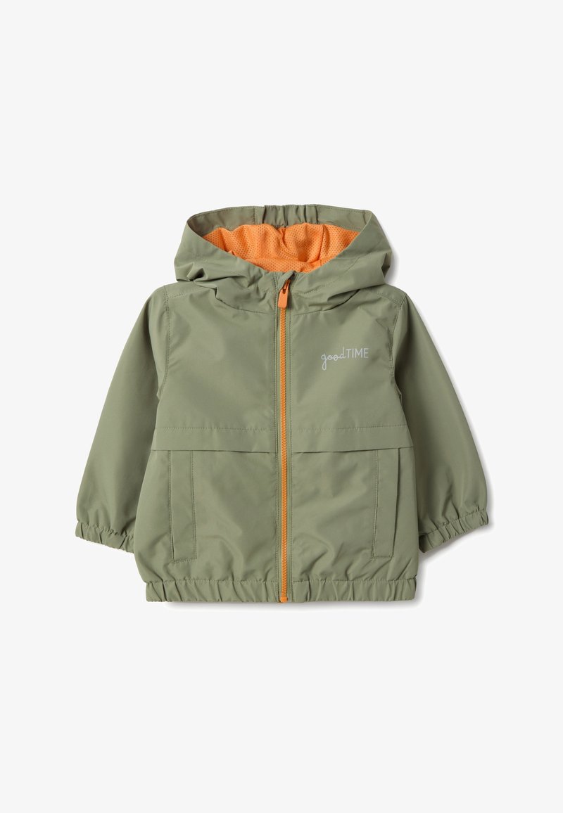 Giacca con cappuccio verde oliva chiaro per bambini, con interno arancione, cerniera arancione, polsini elastici e testo "goodTIME" sul petto.