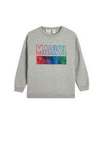 Sudadera gris con cuello redondo y puños acanalados, que presenta un logo "MARVEL" multicolor e ilustraciones de varios personajes de Marvel.