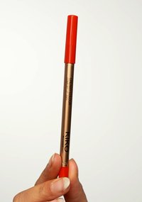 Rød leppestiftpenn med en skinnende rød kapsel, gyllent kropp med svart tekst "KIKO MILANO," glatt tekstur, sylinderform.