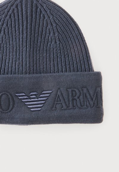 Bonnet en maille côtelée gris foncé avec revers plié présentant un logo en relief et le texte "Armani" sur le devant.