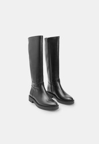 Schwarze Lederstiefel bis zum Knie mit glatter Oberfläche, runder Spitze und einem seitlichen Reißverschluss. Flache Sohle mit leichtem Profil für besseren Halt.