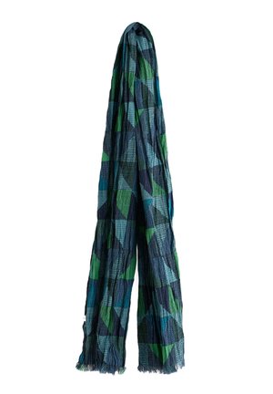 Longue écharpe à motif patchwork géométrique bleu et vert, piqûres noires verticales et courtes franges aux deux extrémités, pendue vers le bas.