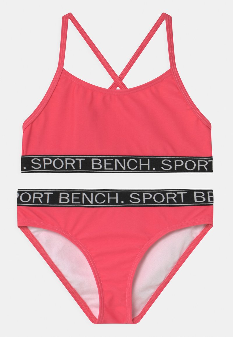 Roze sport-bikini set met een crisscross-bandontwerp, zwart elastiek met de tekst "SPORT BENCH" en een gladde textuur.
