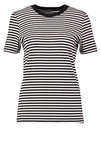 Koszulka w czarno-białe paski z okrągłym dekoltem, krótkimi rękawami i prostym hemem. Wykonana z miękkiego materiału o gładkiej fakturze.
