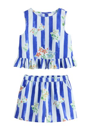 Ærmeløs blå og hvid top med lodrette striber og flæsekant samt matchende shorts med elastik i taljen, begge med farverige blomsterprint.