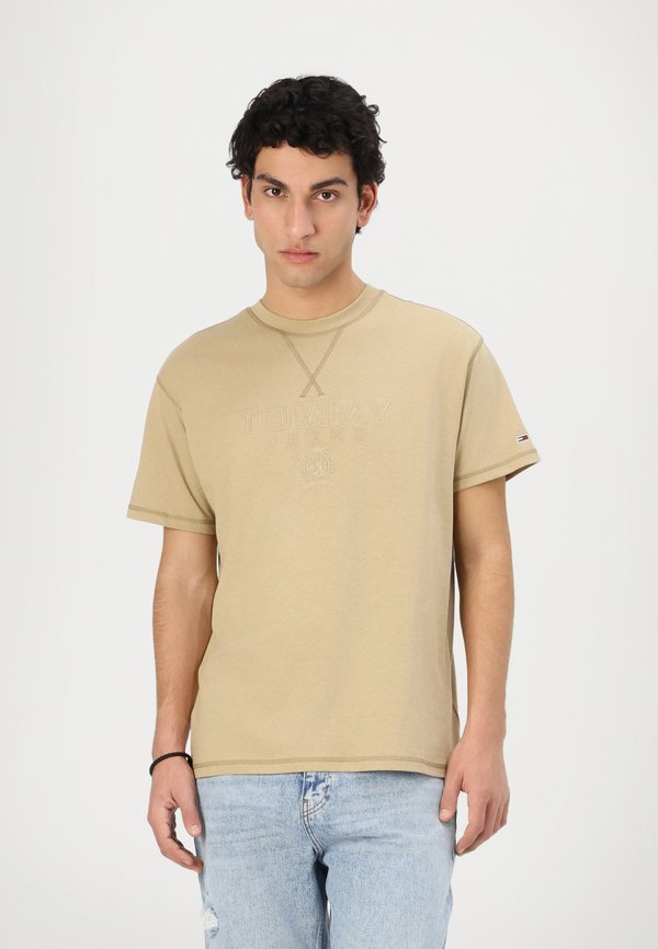 TONAL CREST TEE - Print T-shirt - relic tan