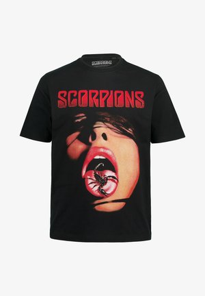 Czarna bawełniana koszulka z wyrazistym graficznym wzorem przedstawiającym kobietę z skorpionem na języku oraz czerwonym napisem "SKORPIONY" powyżej.