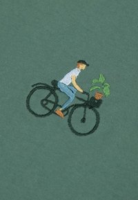 Patch ricamato di una persona che pedala su una bicicletta nera con una pianta in vaso, su uno sfondo di tessuto verde.
