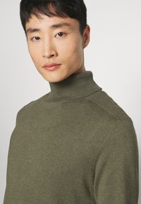 Selected Homme SLHBERG ROLL NECK NOOS - Džemperis - ivy green melange