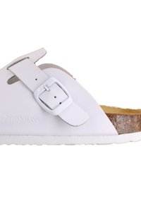 Sandale blanche à enfiler avec un semelle en liège texturée, une tige en cuir et une boucle réglable. Présente une semelle en caoutchouc moulé.