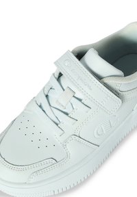 Sneaker azzurro chiaro con tomaia in pelle liscia, colletto imbottito e sistema di allacciatura. Presenta una fascia in velcro e una zona delle dita perforata per la ventilazione.
