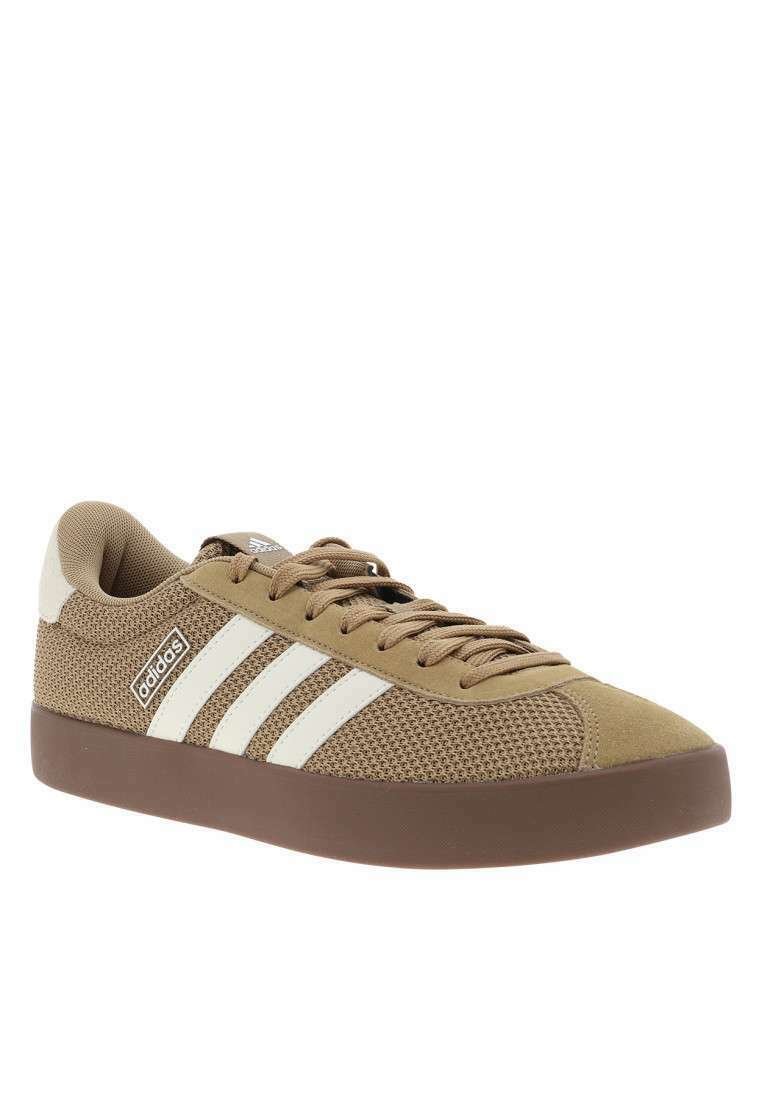 Baskets Adidas marron clair avec des rayures blanches, semelle en caoutchouc marron, tissu en maille et fermeture à lacets, présentées sous un léger angle droit.