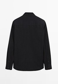 Maglietta nera a maniche lunghe realizzata in cotone, con colletto a camicia, orlo dritto e polsini con bottone, dal texture liscia.