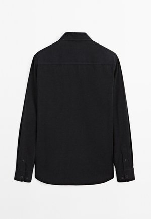 Maglietta nera a maniche lunghe realizzata in cotone, con colletto a camicia, orlo dritto e polsini con bottone, dal texture liscia.