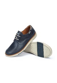 Chaussures en cuir bleu avec un design cousu et des accents gris. Dotées d'une semelle en caoutchouc texturée et de lacets. Intérieur doublé en cuir marron.