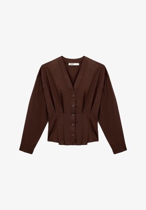 Blusa marrone scuro a maniche lunghe con bottoni, scollo a V, vita aderente e pieghe sottili su sfondo bianco.