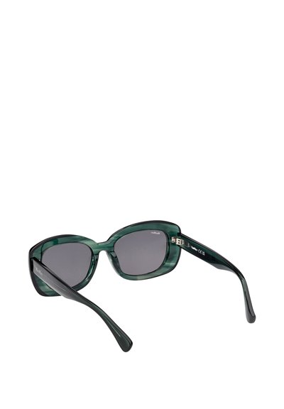 Zielone okulary przeciwsłoneczne z marmurkowym wzorem o dużym kocim kształcie. Ciemne, przyciemniane soczewki i błyszczące czarne zauszniki. Metalowe zawiasy jako detal.