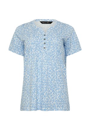 Blusa azul clara floral de manga corta con escote redondo, botones frontales y ajuste holgado.