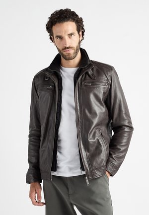 Veste en cuir marron avec col montant, fermeture éclair à l'avant et plusieurs poches zippées. Texture lisse avec un léger éclat et coupe ajustée.