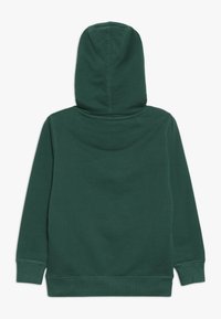 Zelená mikina s měkkou texturou, se šňůrkou a žebrovanými manžetami. Jednoduchý design, bez vnějších ozdob. Zobrazený pohled zezadu.