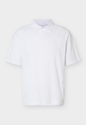 Λευκό κοντομάνικο πόλο με κλασικό γιακά, παρουσιασμένο σε απλό ανοιχτό φόντο.