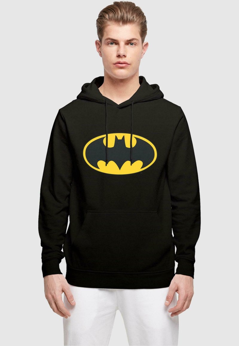 Felpa nera con un grande logo giallo di Batman sul petto. Presenta una tasca frontale e stringhe regolabili sul cappuccio. Tessuto dalla texture liscia.