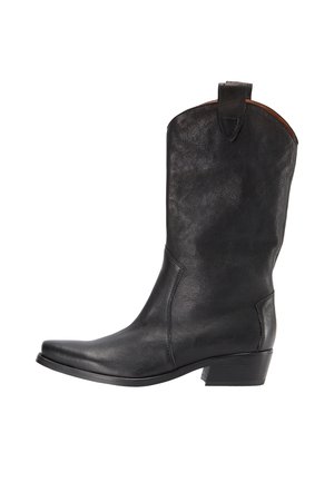 Schwarze Leder-Cowboy-Stiefel mit spitzem Zehenbereich, mittellangem Schaft, gestickten Details und kleinem Absatz. Ausgestattet mit einer Zuglasche für einfaches An- und Ausziehen.