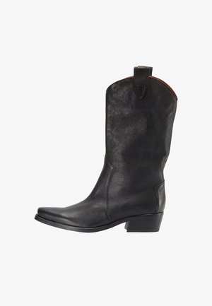 Zwarte leren cowboylaars met een puntige neus, middellange schacht, gestikte details en een kleine hak. Voorzien van een trekband voor gemakkelijk aan- en uittrekken.