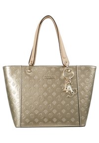 Metalická zlatá taška na rameno s embosovaným vzorem loga, dvojitými uchy a přívěskem s písmeny 'LA.' Má hladký povrch a strukturovaný tvar.