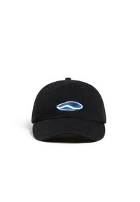 Gorra de béisbol negra con corona estructurada, visera curvada y logo azul bordado en la parte frontal, con una textura de tela suave.