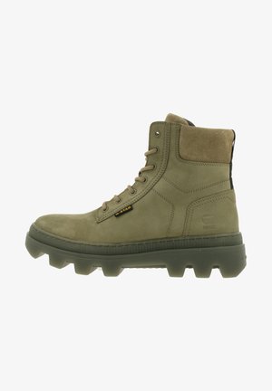Olivegrüne Leder-Stiefeletten mit strukturiertem Finish, runder Spitze, Schnürverschluss an der Vorderseite und einer stabilen Gummisohle mit ausgeprägten Rillen.