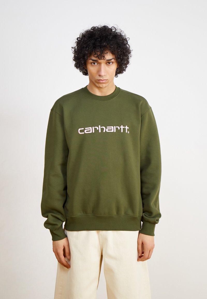 Felpa verde oliva realizzata in misto cotone, con colletto a girocollo, polsini a coste e stampa bianca del logo sul petto.