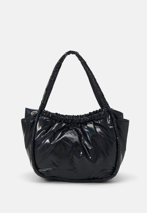 Czarna błyszcząca torba typu tote wykonana z materiału syntetycznego. Posiada marszczony wierzch z podwójnymi uchwytami oraz miękką, puszystą fakturę.