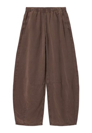 Luźne brązowe spodnie z elastycznym pasem i bocznymi kieszeniami, z przeszyciami na kolanach i szerokimi nogawkami.