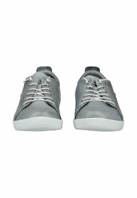 Zapatillas de cuero gris con suela de goma blanca, punta redonda y cordones grises en contraste. Presentan un upper texturizado y una lengüeta en el talón.