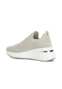 Sneaker slip-on grigio chiaro realizzato in materiale a maglia, con una parte superiore testurizzata, una suola bianca spessa e un accento riflettente argento sul tallone.