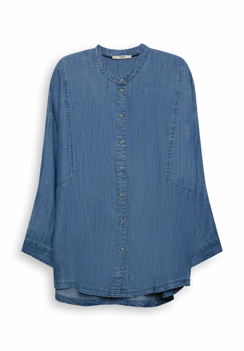 Chemise en denim bleu avec un col arrondi, des manches longues et une fermeture à boutons centrale. Présente une coupe légèrement ample et des fentes latérales au niveau de l'ourlet.