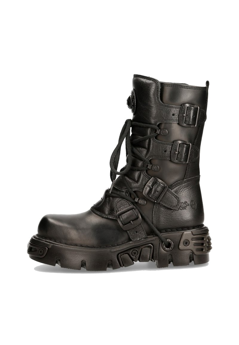 Bottines noires en cuir à lacets avec plusieurs boucles réglables, semelle texturée robuste, bout rond et accents en matériel décoratif.