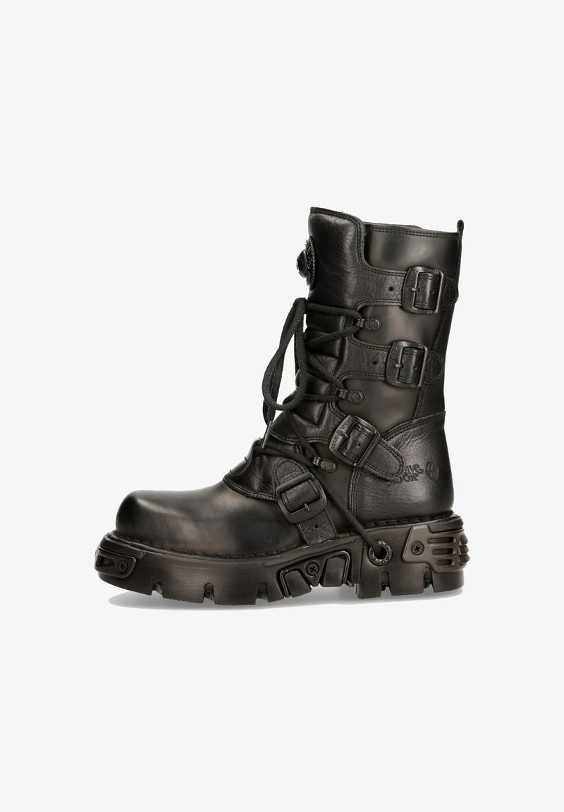 Schwarze Leder Schnürstiefel mit mehreren verstellbaren Schnallen, robustem strukturiertem Sohlen, abgerundeter Zehenpartie und dekorativen Hardwareakzenten.