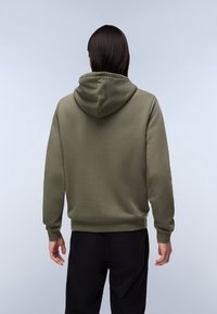 Felpa verde oliva con cappuccio regolabile, polsini e orlo a coste. Il tessuto è liscio e presenta un design semplice e senza decorazioni.