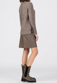 HALLHUBER Svetr - taupe