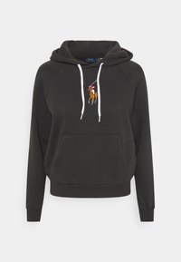 Dunkelgrauer Kapuzenpullover mit weißen Kordeln, vorderer Taschenstasche und aufgesticktem Polo-Spieler-Logo in Rot, Blau, Braun und Weiß auf der Brust.