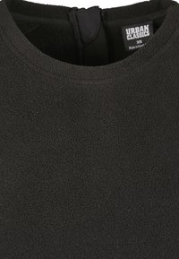 Sudadera de forro polar negra con escote redondeado, tejido texturizado y una pequeña abertura en la espalda. Etiqueta visible que indica talla XS y marca Urban Classics.
