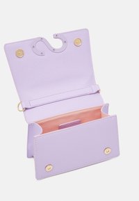 Violetti lompakko, jossa on teksturoitu pinta, kultaiset koristeet ja vaaleanpunainen sisusta. Sisältää koukkukiinnityksen ja kaksi lokeroa järjestelyä varten.