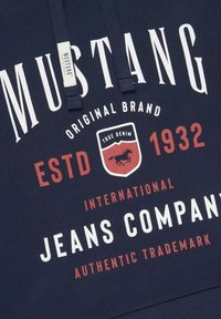 Marineblauwe hoodie van katoen, met witte en rode typografie, een paardenlogo en trekkoorden. "Mustang" en "Jeans Company" prominent weergegeven.